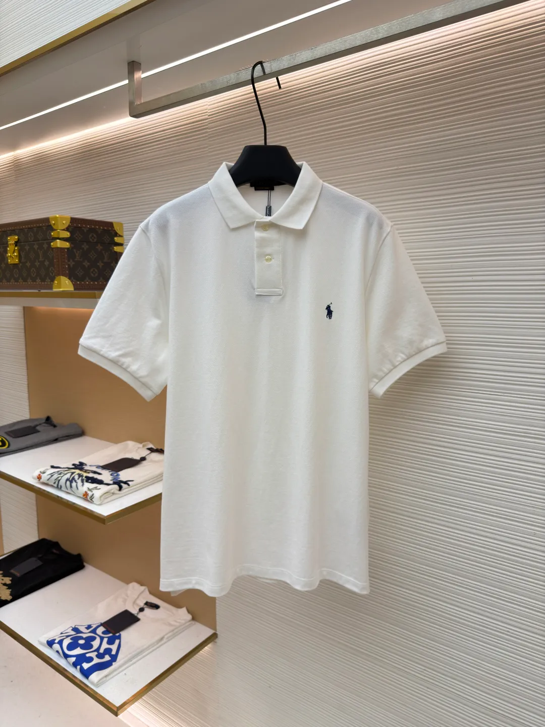 Ralph Lauren embroidered logo Polo shirt ●Original version: Purchased and developed for 1290 ●Item number: 1682567-A15 ●Material: pure cotton piqué fabric ●Technology: embroidery production ●Color: white ●Version: fitted version ●Weight: about 275 grams ●Size: S-M-L-XL ●Description: Customized piqué cotton sateen, compact and delicate, comfortable and next to skin, elegantly presented with a touch of deep black The iconic white pony embroidery is like a smart musical note dancing on the black canvas. It is simple but highly recognizable. It is a versatile artifact in the wardrobe. It has a very simple shape and contains the soul of fashion. It adopts imported machine embroidery technology. It uses advanced computer control systems and precision mechanical parts to realize the iconic pony embroidery operation with high precision. The lines are smooth and delicate, and the fabrics have been washed. It has a better hand feel and texture. It is not easy to deform, not easy to shrink, not easy to fade, and maintains long-term beauty. The overall wiring is straight and delicate, the fabric is comfortable and soft, and the color is consistent without color difference. It can be matched with the same style to create a fashionable look and control various occasions. Customized accessories, complete with three standards, same style for men and women!